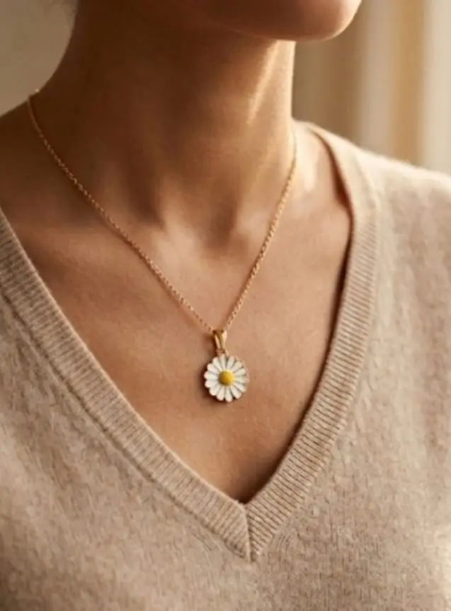 Elegant Daisy Pendant Necklace
